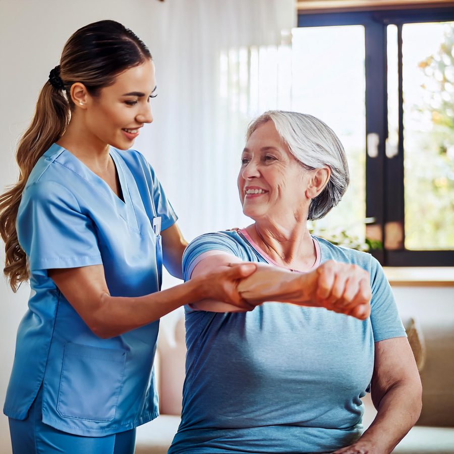 Una fisioterapeuta ayuda con una sonrisa a una mujer mayor a realizar ejercicios de movilidad en un entorno cálido y bien iluminado